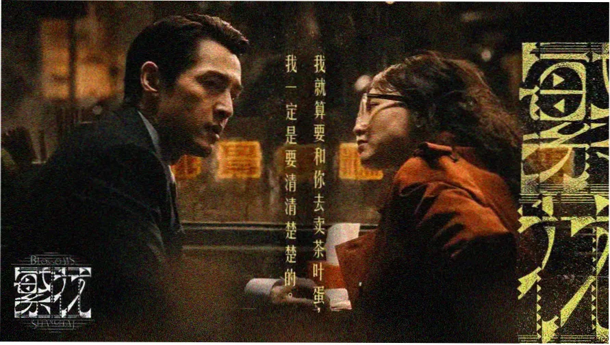 沙漠公路上立着翡翠绿色的路牌，远处是象牙色的地平线